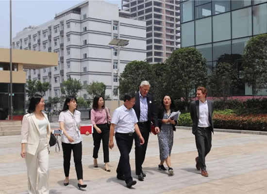 加拿大驻华大使鲍达民一行参访z6com·尊龙公司